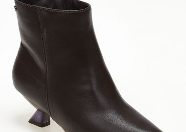 Μυτερά μποτάκια με ιδιαίτερο χαμημλό τακούνι - Καφέ - Issue - 