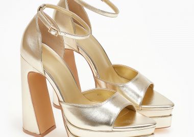 Μυτερά πέδιλα με διπλή φιάπα και μπαρέτα - Χρυσό - Issue - 