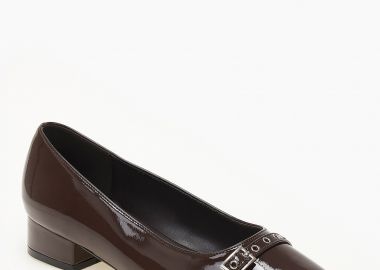 Μυτερές χαμηλές γόβες με διακοσμητικό λουράκι - Καφέ - Issue - 