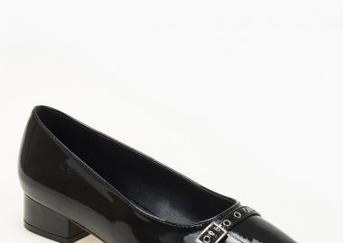 Μυτερές χαμηλές γόβες με διακοσμητικό λουράκι - Μαύρο - Issue - 