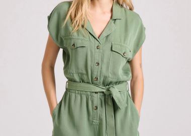 Ολόσωμη φόρμα σορτς με ζώνη από lyocell - FUNKY BUDDHA - 