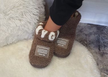 Παιδικές παντόφλες κλειστές με μπουκλέ γούνα - Καφέ - Issue - 