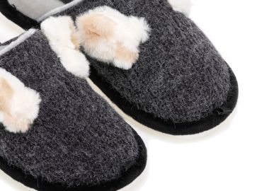 Παντόφλες μαύρες υφασμάτινες με φουντίτσες ΜΑΥΡΟ - Tsoukalas - 