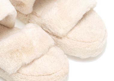 Παντόφλες μπεζ γούνινες με διπλή φάσα και λάστιχο ΜΠΕΖ - Tsoukalas - 