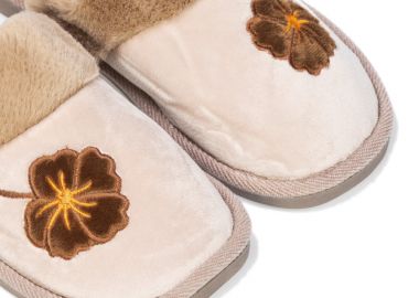 Παντόφλες μπεζ και καφέ σουέτ σχέδιο λουλούδι ΜΠΕΖ - Tsoukalas - 