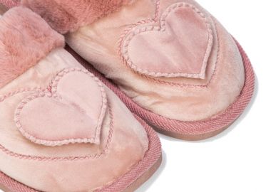 Παντόφλες σάπιο μήλο σουέτ με γούνα και σχέδιο καρδιά ΣΑΠΙΟ ΜΗΛΟ - Tsoukalas - 