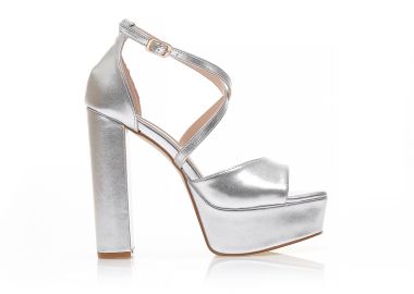 Πέδιλα ασημί δερματίνη με χιαστί λουράκια και φιάπα ΑΣΗΜΙ - Tsoukalas - 