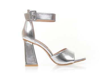 Πέδιλα ασημί δερματίνη με ιδιαίτερο σχέδιο στο τακούνι και λουράκι στον αστράγαλο ΑΣΗΜΙ - Tsoukalas - 