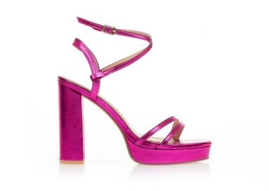 Πέδιλα φούξια μεταλλιζέ δερματίνη με λοξή φάσα και ιδιαίτερο λουράκι στον αστράγαλο ΦΟΥΞΙΑ - Tsoukalas - 