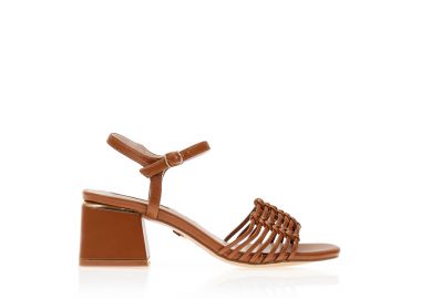 Πέδιλα κάμελ δερματίνη με ιδιαίτερη φάσα και μεταλλική λεπτομέρεια στο τακούνι ΚΑΜΕΛ - Tsoukalas - 
