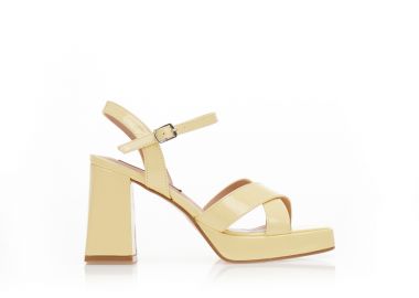 Πέδιλα κίτρινα λουστρίνι με χιαστί φάσα και φιάπα ΚΙΤΡΙΝΟ - Tsoukalas - 