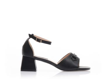 Πέδιλα μαύρα δερματίνη με διακοσμητική αγκράφα και λουράκι στον αστράγαλο ΜΑΥΡΟ - Tsoukalas - 