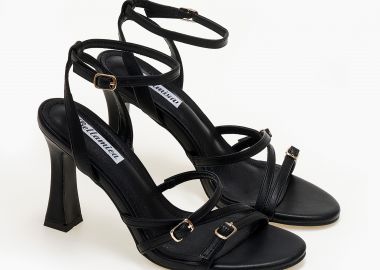 Πέδιλα με χιαστί λουράκια και αγκράφες - Μαύρο - Issue - 