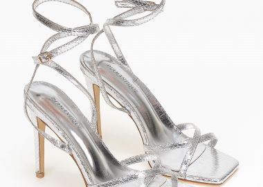 Πέδιλα με χιαστί λουράκια και λεπτό τακούνι σε καρέ γραμή - Ασημί - Issue - 