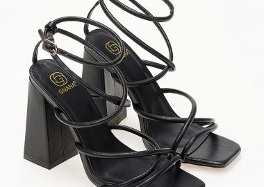 Πέδιλα με χιαστί στρογγυλά λουράκια σε καρέ γραμμή - Μαύρο - Issue - 