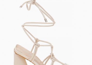 Πέδιλα με ιδιαίτερο τριγωνικό τακούνι και κόμπους - Μπεζ - Issue - 