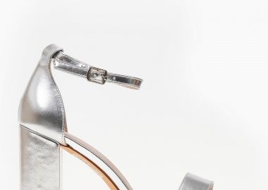 Πέδιλα με κλειστή φτέρνα και ψηλό τακούνι - Ασημί - Issue - 