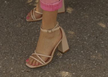 Πέδιλα με στρογγυλά λουράκια και μπαρέτα - Μπεζ - Issue - 