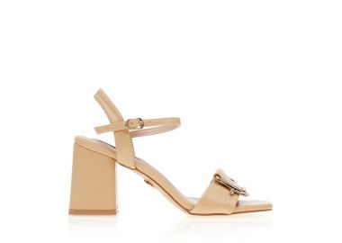 Πέδιλα μπεζ δερματίνη με διακοσμητική αγκράφα και τετράγωνο τελείωμα ΜΠΕΖ - Tsoukalas - 