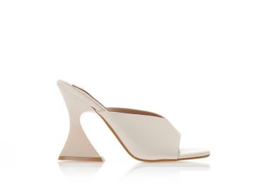 Πέδιλα mules μπεζ δερματίνη με σχέδιο V στη φάσα και ιδιαίτερο τακούνι ΜΠΕΖ - Tsoukalas - 