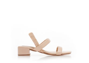 Πέδιλα nude δερματίνη με λάστιχο στο πίσω μέρος και λουστρίνι τακούνι NUDE - Tsoukalas - 