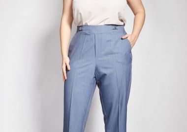 Peg παντελόνι twill TR με μεταλλικές αγκράφες στο ζωνάκι -  - 