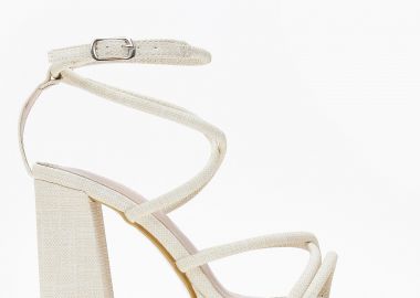 Ψηλά πέδιλα με χοντρό τακούνι και λεπτή φιάπα - Μπεζ - Issue - 