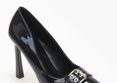 Ψηλές μυτερές γόβες με λεπτό τακούνι και αγκράφα - Μαύρο - Issue - 