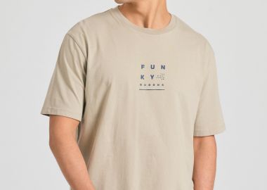 Relaxed t-shirt με text artwork τύπωμα στην πλάτη - FUNKY BUDDHA - 