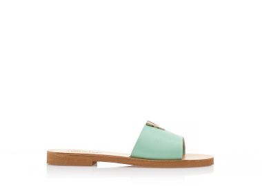 Σανδάλια χειροποίητα βεραμάν δερματίνη με χρυσή αγκράφα στη φάσα από σχέδιο V ΠΡΑΣΙΝΟ - Tsoukalas - 