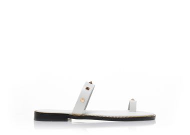 Σανδάλια χειροποίητα λευκά δερματίνη με σχέδιο δαχτυλίδι και διακοσμητικά τρουκς ΛΕΥΚΟ - Tsoukalas - 