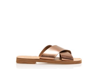 Σανδάλια χειροποίητα μπρονζέ δερματίνη με σχέδιο χιαστί στη φάσα ΧΑΛΚΟΣ - Tsoukalas - 