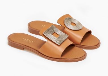 Σανδάλια ελληνικής κατασκευής με ιδιαίτερη αγκράφα - Κάμελ - Issue - 