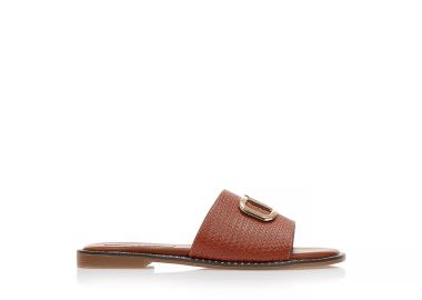 Σανδάλια κάμελ δερματίνη με ανάγλυφη φάσα και μεταλλική αγκράφα ΚΑΜΕΛ - Tsoukalas - 