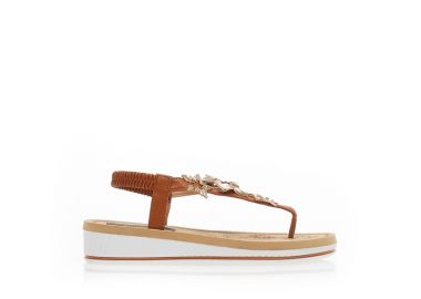 Σανδάλια κάμελ δερματίνη με διακοσμητικές χρυσές αγκράφες ΚΑΜΕΛ - Tsoukalas - 