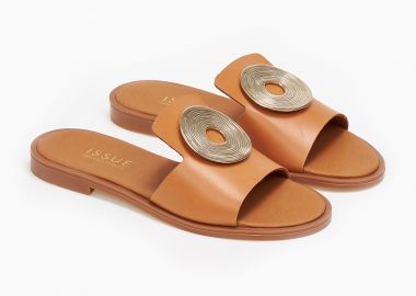 Σανδάλια με διακοσμητική αγκράφα ελληνικής κατασκευής - Κάμελ - Issue - 