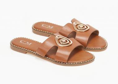 Σανδάλια με μεταλλικό στοιχείο και ανοίγματα - Κάμελ - Issue - 