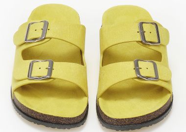 Σανδάλια με suede υφή και αγκράφες - Κίτρινο - Issue - 