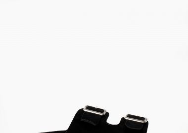 Σανδάλια με suede υφή και αγκράφες - Μαύρο - Issue - 