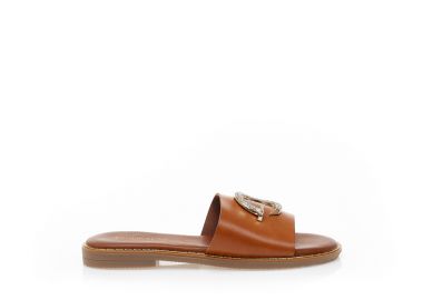 Σανδάλια TSOUKALAS κάμελ δερματίνη με ιδιαίτερη αγκράφα από στρας ΚΑΜΕΛ - Tsoukalas - 