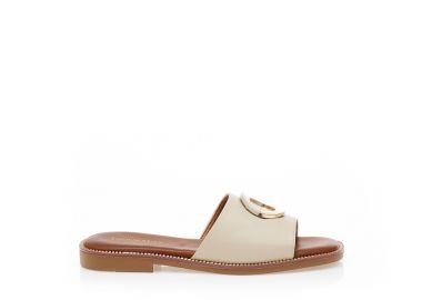 Σανδάλια TSOUKALAS μπεζ δερματίνη με αγκράφα και χρυσές λεπτομέρειες ΜΠΕΖ - Tsoukalas - 