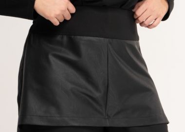 Skorts με leather like φούστα σε μαύρο χρώμα -  - 