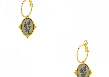 Σκουλαρίκια Κρίκοι Από Ορείχαλκο Επιχρυσωμένο 24Κ Με Λουλούδια Γκρι AA48536 - AMOR AMOR - 