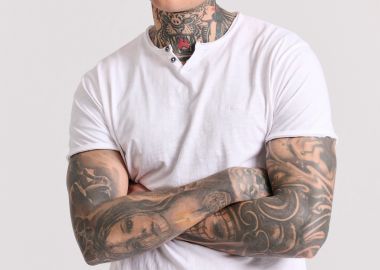 T-shirt με λαιμό henley και raw cuts - The essentials - FUNKY BUDDHA - 