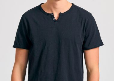 T-shirt με λαιμό henley και raw cuts - The essentials - FUNKY BUDDHA - 