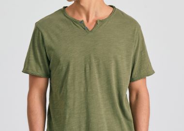 T-shirt με λαιμό henley και raw cuts - The essentials - FUNKY BUDDHA - 