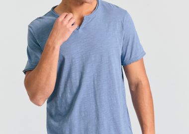 T-shirt με λαιμό henley και raw cuts - The essentials - FUNKY BUDDHA - 