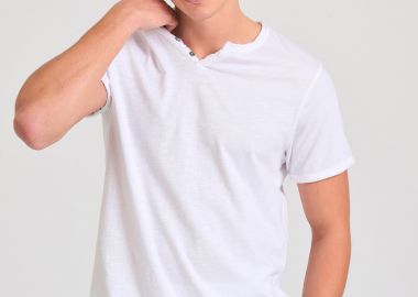 T-shirt με λαιμό henley και raw cuts - The essentials - FUNKY BUDDHA - 