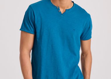 T-shirt με λαιμό henley και raw cuts - The essentials - FUNKY BUDDHA - 