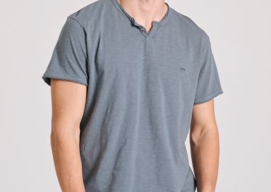 T-shirt με λαιμό henley και raw cuts - The essentials - FUNKY BUDDHA - 